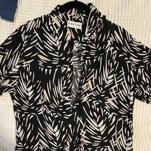 Vestige mens print short sleeve size M. Lightweight fabric great for vacation